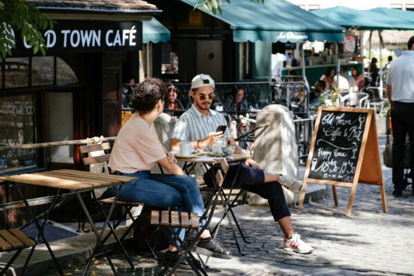 Το κινητό μπαίνει ανάμεσα στα ζευγάρια – Το «phubbing» που αλλάζει τον τρόπο που αγαπάς