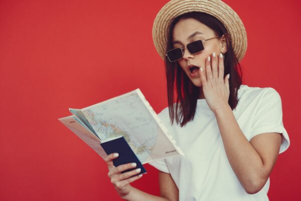 Το ταξίδι που σε γυρίζει πίσω στα 90s και τα 00s – Γιατί όλοι μιλούν για το Y2K Travel