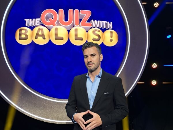 «The Quiz with Balls!»: Δες το νέο ανατρεπτικό παιχνίδι του ΣΚΑΪ με τον Γιάννη Τσιμιτσέλη
