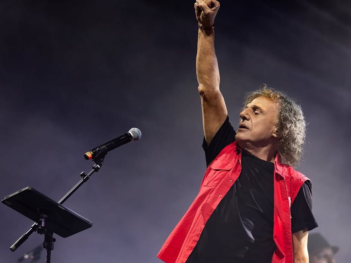 Ο Βασίλης Παπακωνσταντίνου ακυρώνει το υπόλοιπο της περιοδείας του – Τι συνέβη