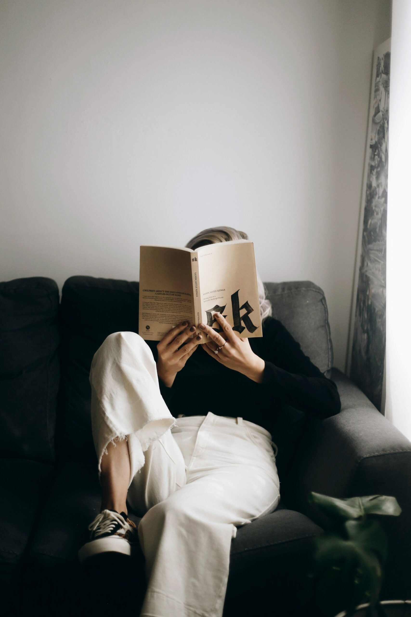 BookTok & Bookstagram: Η τάση που έκανε ξανά το διάβασμα «cool» στις νεότερες γενιές