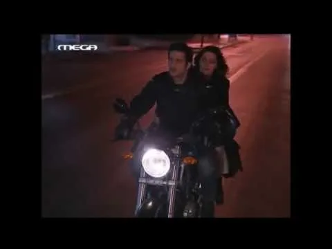 Ο Αλέξης Γεωργούλης και η Βίκυ Σταυροπούλου πάνω σε μοτοσικλέτα στη σειρά Είσαι το ταίρι μου