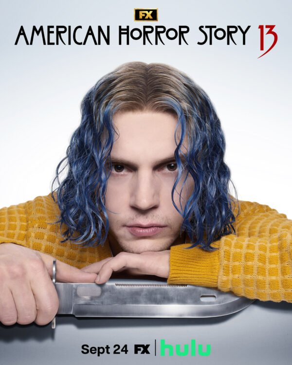 Αφίσα για την 13η σεζόν του «American Horror Story» με άνδρα που κρατάει μαχαίρι, προαναγγέλλοντας το τηλεοπτικό γεγονός του φθινοπώρου.