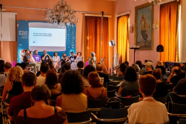 Ομιλητές και κοινό παρακολουθούν πάνελ συζήτησης στο ANIMASYROS 2026, στο πλαίσιο του Φεστιβάλ.