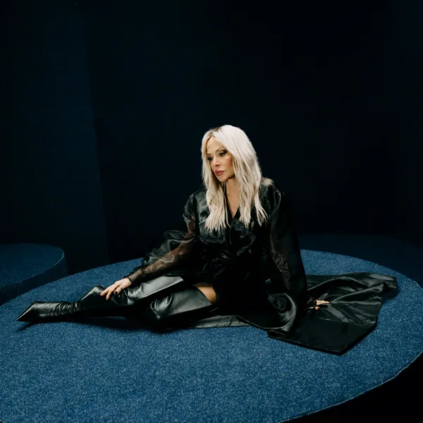https://www.instagram.com/annavissiofficial