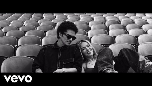 Karol G και Bruno Mars: Η απόλυτη έκρηξη ενέργειας στο video clip του «Still»