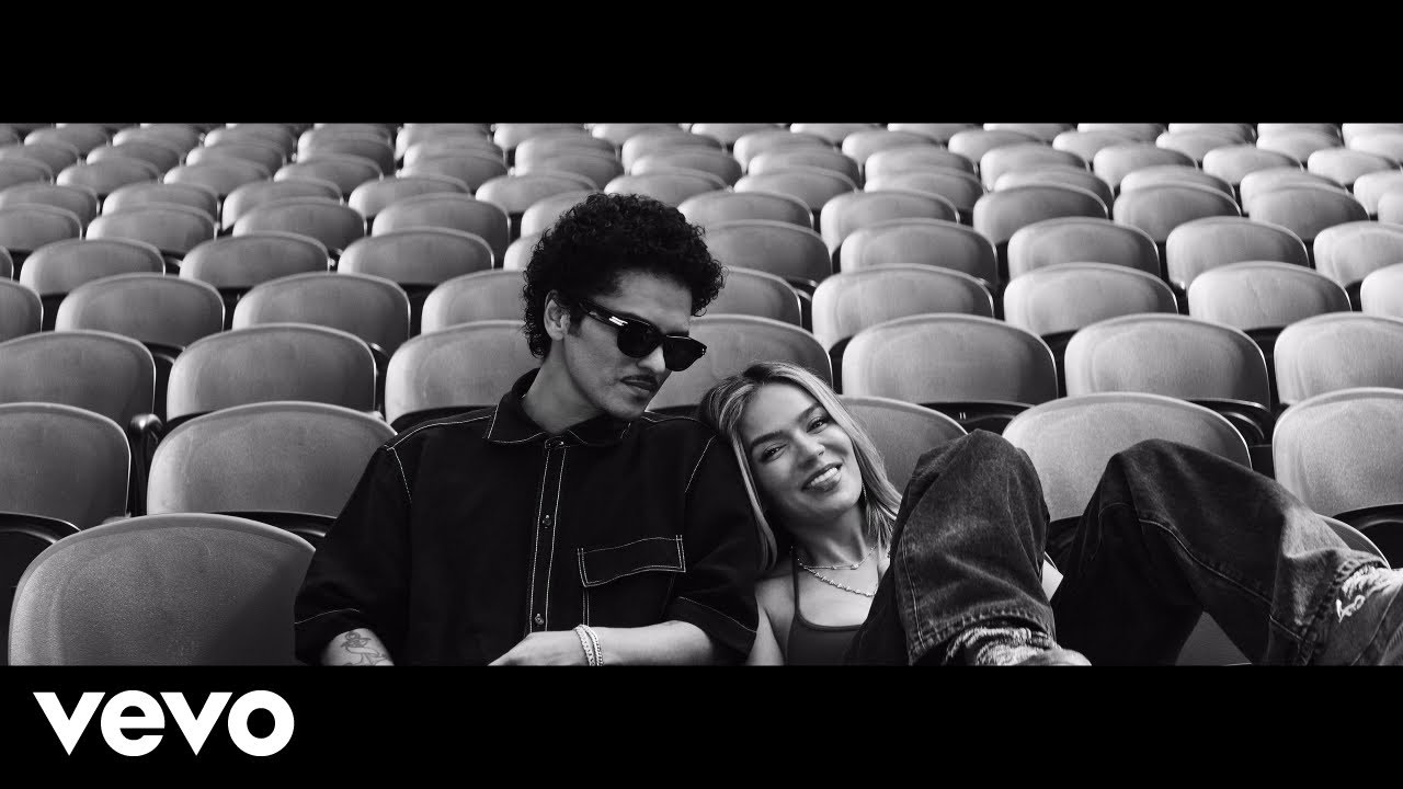 Karol G και Bruno Mars: Η απόλυτη έκρηξη ενέργειας στο video clip του «Still»