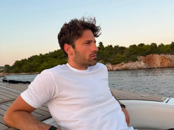 Ο Κωνσταντίνος Αργυρός έγινε νονός στην Κύπρο, απολαμβάνοντας τη θάλασσα και την όμορφη φύση.