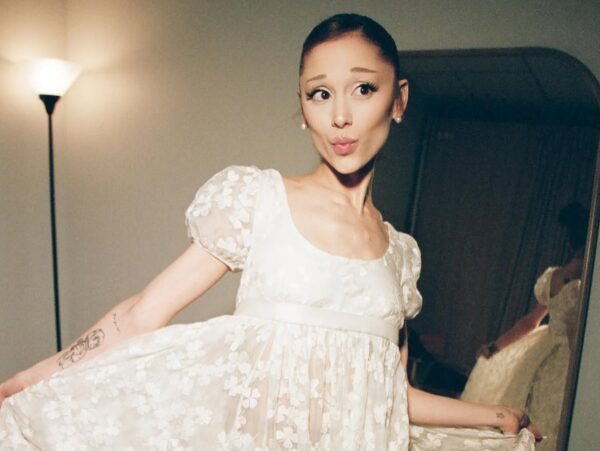 «Cozy footwear»: Η Ariana Grande εξηγεί γιατί αλλάζει look στη σκηνή