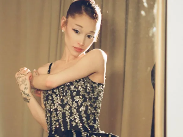 Η Ariana Grande με εντυπωσιακό φόρεμα εξηγεί την αλλαγή στο σκηνικό της look και τις επιλογές της.