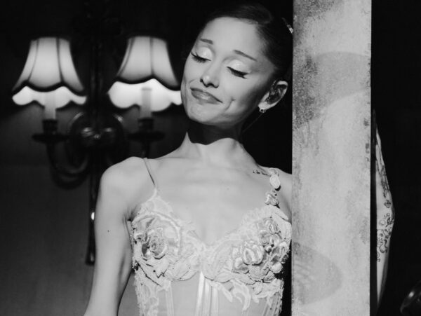 Ariana Grande: Από τη σκηνή στο Λονδίνο κατέληξε…παγιδευμένη σε ασανσέρ – Τι συνέβη
