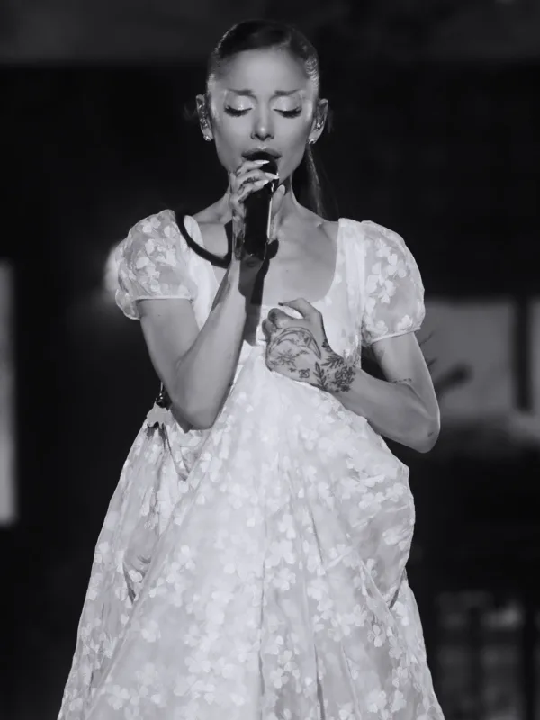 Η Ariana Grande τραγουδάει στη σκηνή του Λονδίνου με ένα λευκό φόρεμα, λίγο πριν παγιδευτεί σε ασανσέρ.