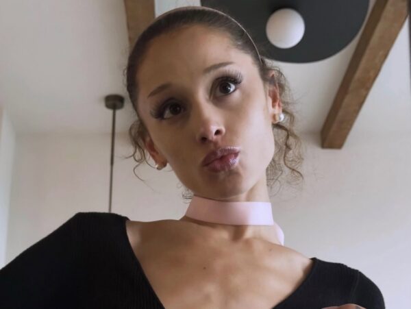 Η Ariana Grande επιστρέφει ξαφνικά με ολοκαίνουργιο live album