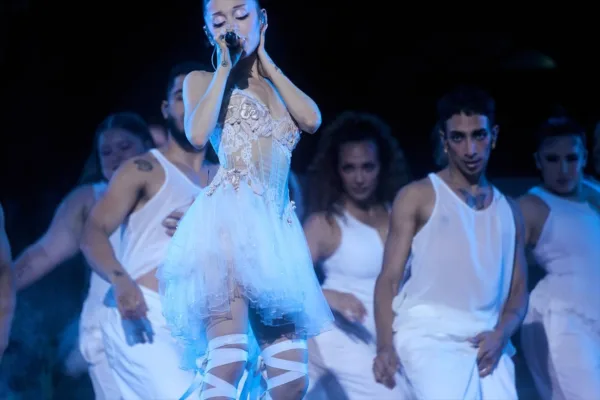 ariana_grande_petal_live