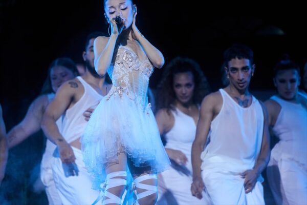 ariana_grande_petal_live