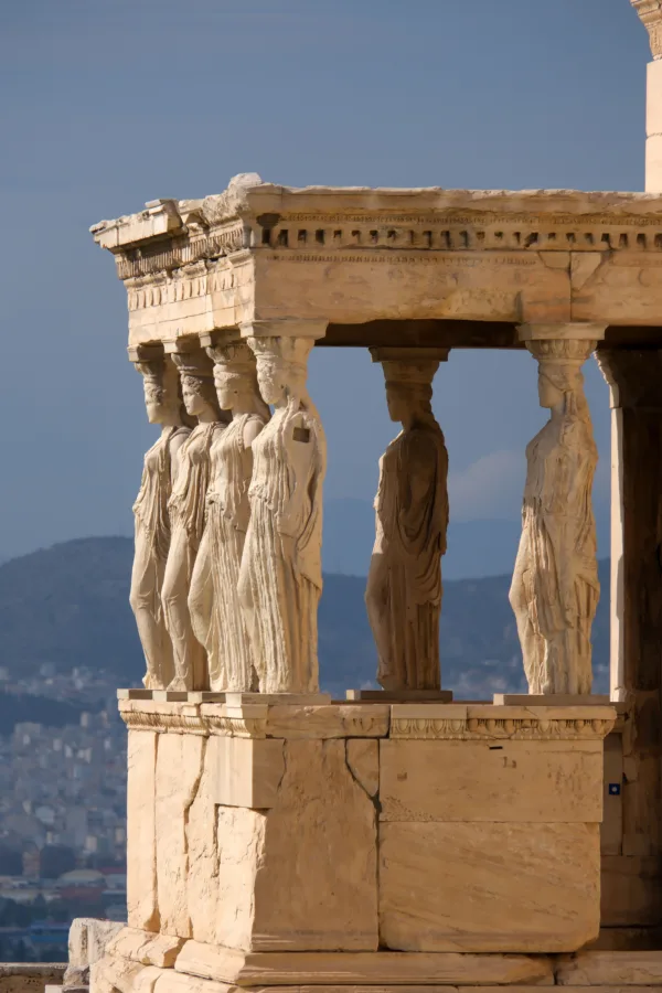 Οι Καρυάτιδες του Ερεχθείου στην Ακρόπολη Αθηνών, με την Αθήνα στο βάθος, αναδεικνύουν την ιστορική της αξία.