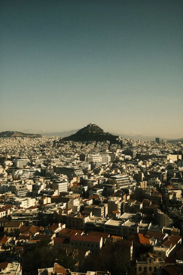 Πανοραμική άποψη της Αθήνας με την Ακρόπολη στο βάθος, αναδεικνύοντας την πιο cool γειτονιά της Ευρώπης.