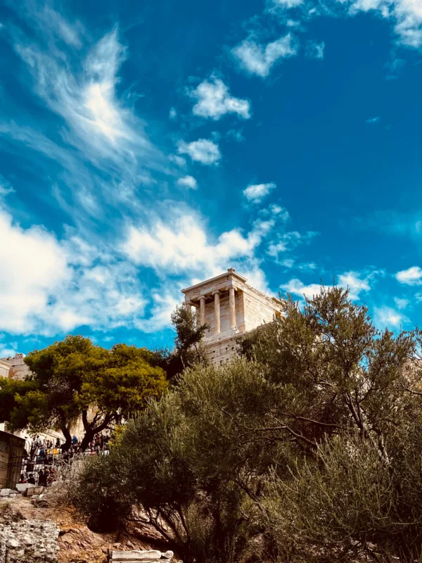 Η Ακρόπολη της Αθήνας με τον χαρακτηριστικό ουρανό, αναδεικνύοντας την ιστορική θέση της πόλης.