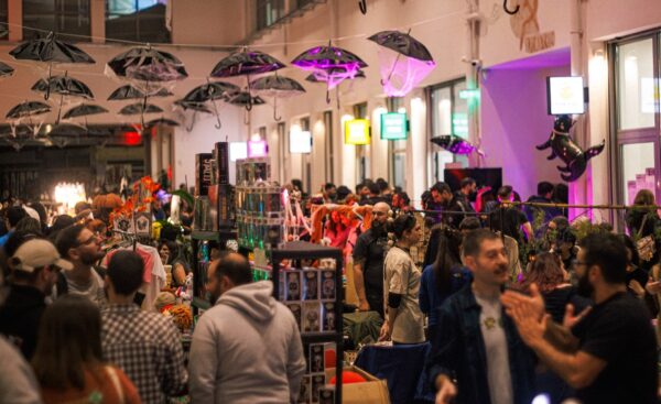 Σκηνή από το Athens Halloween Festival 2026 με κόσμο να περιηγείται ανάμεσα σε πάγκους και διακοσμητικά τρόμου και φαντασίας.