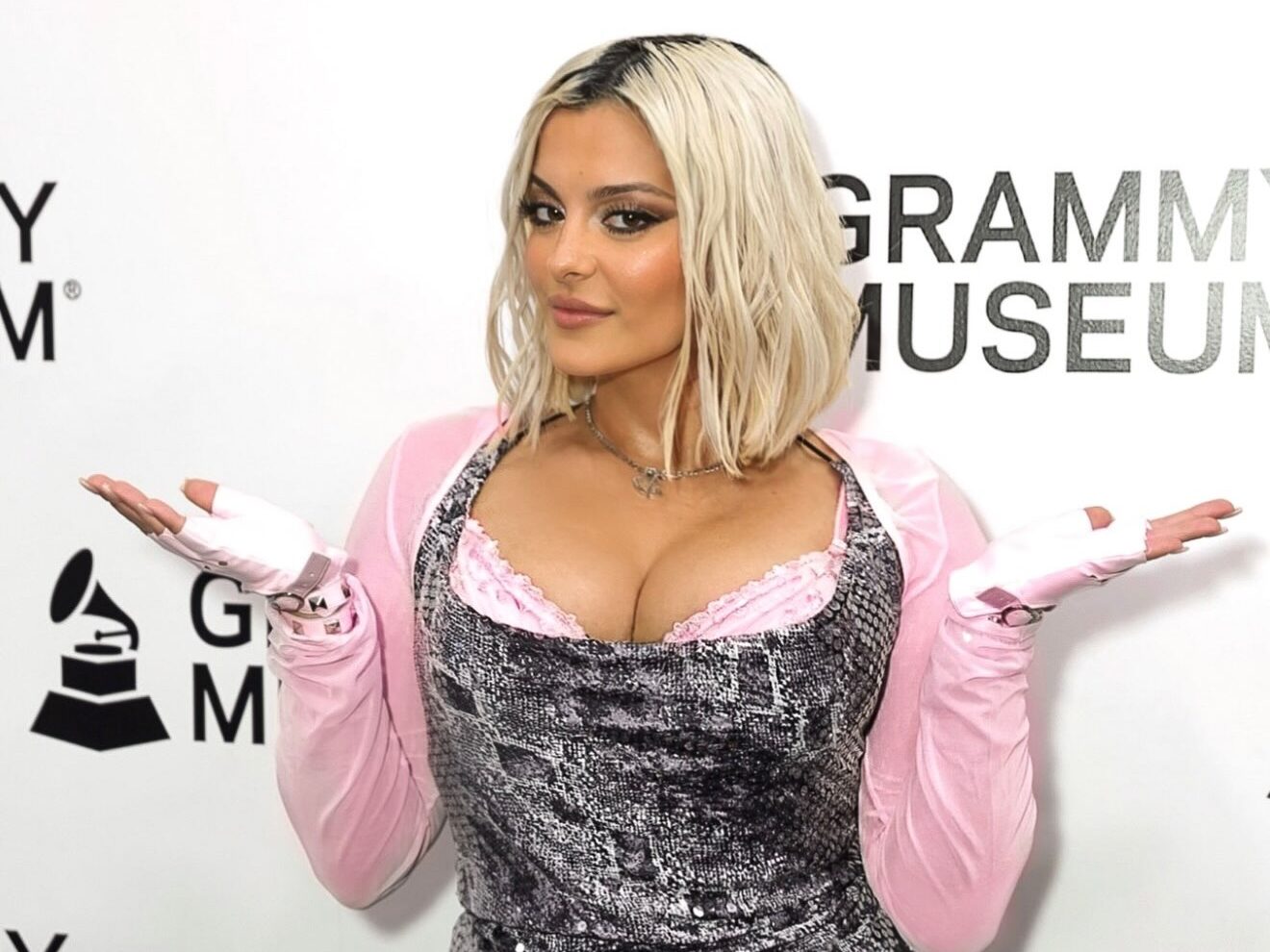 Γιατί η Bebe Rexha χαρακτηρίζει την Taylor Swift «badass» – Η κίνηση που την συγκίνησε