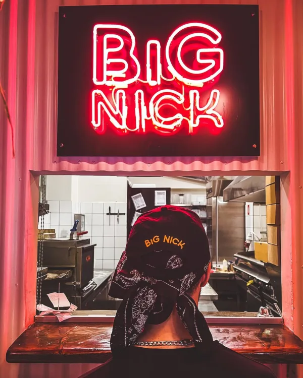 Φωτεινή επιγραφή νέον "BIG NICK" και καπέλο με το ίδιο όνομα σε ένα από τα μέρη που αξίζει να φας στην Αθήνα.