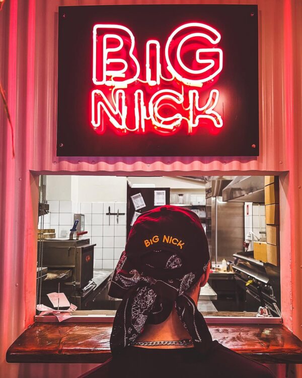 Φωτεινή επιγραφή νέον "BIG NICK" και καπέλο με το ίδιο όνομα σε ένα από τα μέρη που αξίζει να φας στην Αθήνα.