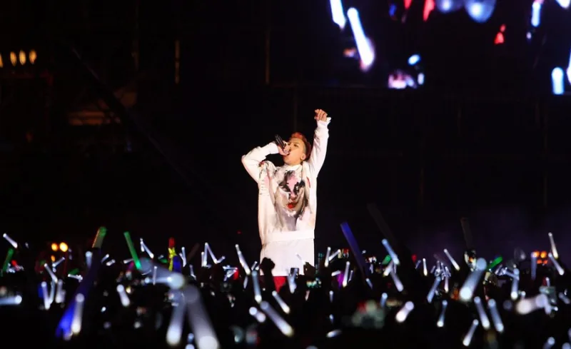Ο G-Dragon των BIGBANG τραγουδάει στο MetLife Stadium κατά την επετειακή συναυλία για τα 20 χρόνια τους.