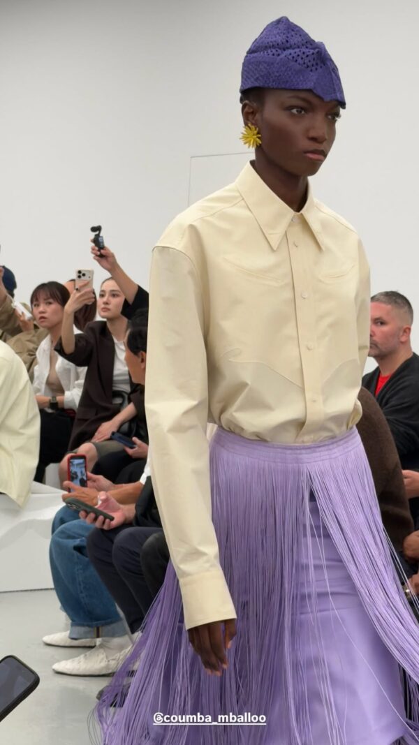 Μοντέλο παρουσιάζει τη νέα συλλογή Bottega Veneta SS27 με κίνηση και αισθητική που κεντρίζει το ενδιαφέρον.