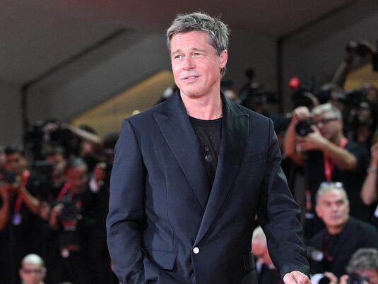 Ο Brad Pitt ξαναγίνεται Cliff Booth και το πρώτο trailer μόλις κυκλοφόρησε