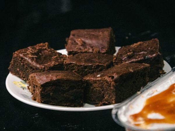 Το πιο εύκολο high protein brownie γίνεται με γιαούρτι και θέλει μόλις 12 λεπτά