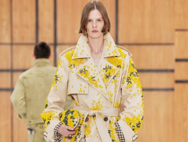 Burberry SS27: Φλοράλ trench coats, streetwear επιρροές και ανεπιτήδευτη πολυτέλεια στο Λονδίνο