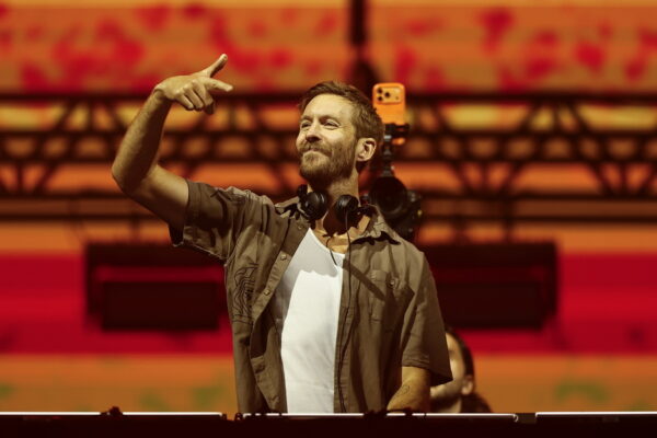 &Omicron; Calvin Harris &mu;&epsilon; &alpha;&kappa;&omicron;&upsilon;&sigma;&tau;&iota;&kappa;ά &sigma;&tau;&eta; &sigma;&kappa;&eta;&nu;ή &tau;&omicron;&upsilon; S&atilde;o Paulo, &kappa;&alpha;&tau;ά &tau;&eta; &delta;&iota;ά&rho;&kappa;&epsilon;&iota;&alpha; &tau;&eta;&sigmaf; &iota;&sigma;&tau;&omicron;&rho;&iota;&kappa;ή&sigmaf; &epsilon;&mu;&phi;ά&nu;&iota;&sigma;&eta;&sigmaf; &pi;&omicron;&upsilon; &tau;&omicron;&upsilon; &chi;ά&rho;&iota;&sigma;&epsilon; &Pi;&alpha;&gamma;&kappa;ό&sigma;&mu;&iota;&omicron; &Rho;&epsilon;&kappa;ό&rho; Guinness.