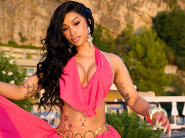 Η Cardi B αναβίωσε τη χρυσή εποχή του οίκου Versace στο Vogue World Milan 2026