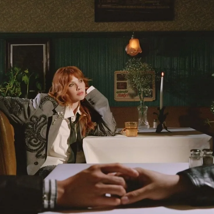 Η Carly Rae Jepsen ποζάρει με κομψό κοστούμι στο εξώφυλλο του νέου της άλμπουμ "Day and Night".