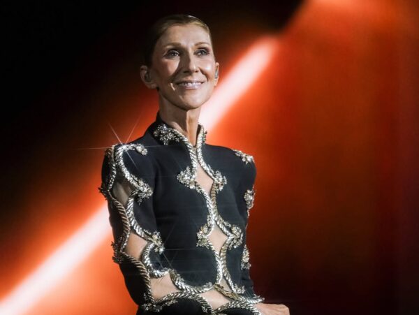 Celine Dion: Επέστρεψε στη σκηνή και αποθεώθηκε με το «You’re the voice»