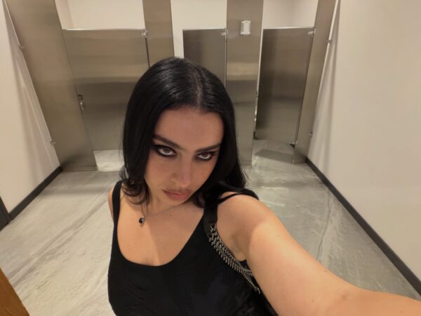 Popcorn έτοιμα; Η Charli xcx φέρνει το νέο της άλμπουμ στις κινηματογραφικές αίθουσες