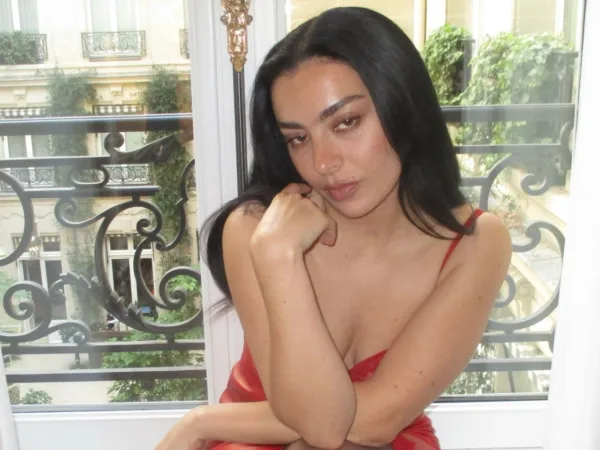 Η Charli XCX ανακοίνωσε την ευρωπαϊκή της περιοδεία για το 2027, με αναμενόμενες εμφανίσεις σε διάφορες πόλεις.