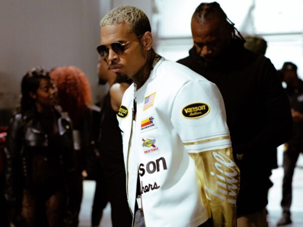 Δίλημμα εκατομμυρίων για τον Chris Brown: Η δικαστική ανατροπή για την επίθεση του σκύλου του