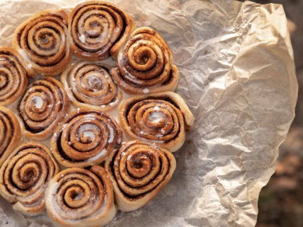 Cinnamon roll pancakes: Η συνταγή που θα σε βάλει σε φθινόπωρο mood