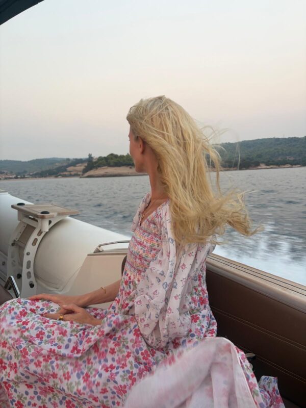 https://www.instagram.com/claudiaschiffer/