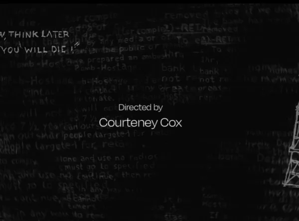 Η Courteney Cox σκηνοθετεί την κόρη της Coco Arquette στη νέα της ταινία, δείχνοντας τον θαυμασμό της.