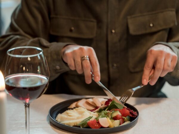 «Girl dinner»: Η viral τάση που ισορροπεί ανάμεσα στην ευκολία και τις διατροφικές παγίδες