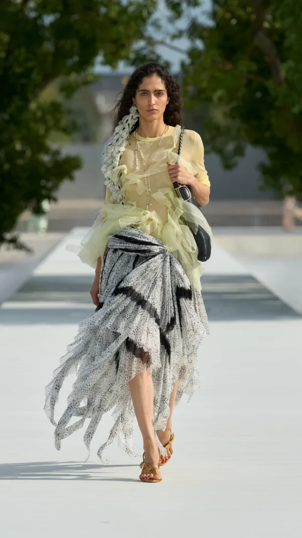 https://www.instagram.com/dior/?hl=el