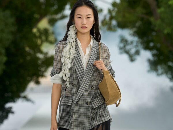Dior SS26: Ένα ονειρικό ταξίδι ανάμεσα σε αρχιτεκτονικά πλεκτά και αέρινα υφάσματα