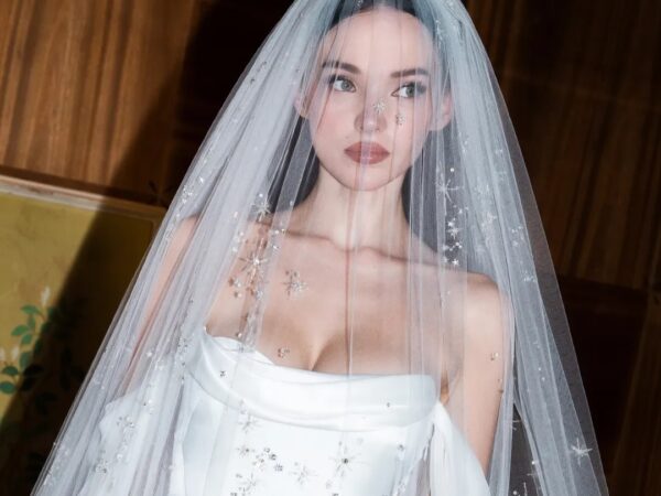 Dove Cameron: Το παραμυθένιο νυφικό της από Valentino – Το πέπλο των 4 μέτρων που έκλεψε τις εντυπώσεις