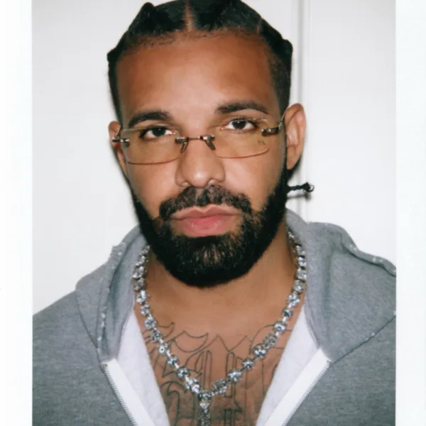 Ο Drake φοράει γυαλιά και κολιέ με διαμάντια, ενώ γιορτάζει τα γενέθλιά του και αποκαλύπτει την επιθυμία του.