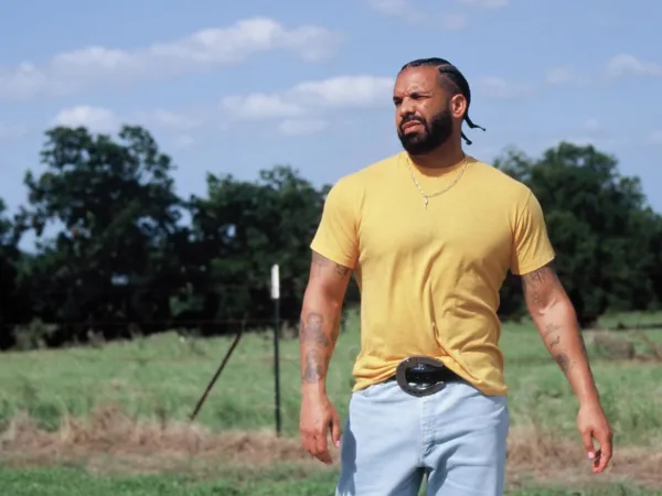 Ο Drake με κίτρινο μπλουζάκι και τζιν στο Τορόντο, μετά την εμφάνισή του για το τραγούδι «Iceman».