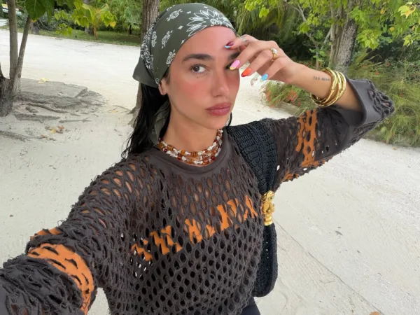 https://www.instagram.com/dualipa/