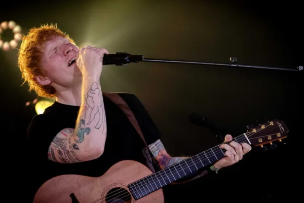 Ο Ed Sheeran τραγουδά και παίζει κιθάρα στη σκηνή, γιορτάζοντας 15 χρόνια από το άλμπουμ «+».