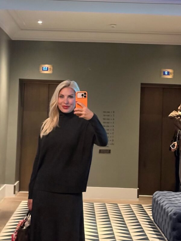 https://www.instagram.com/elenimenegaki/
